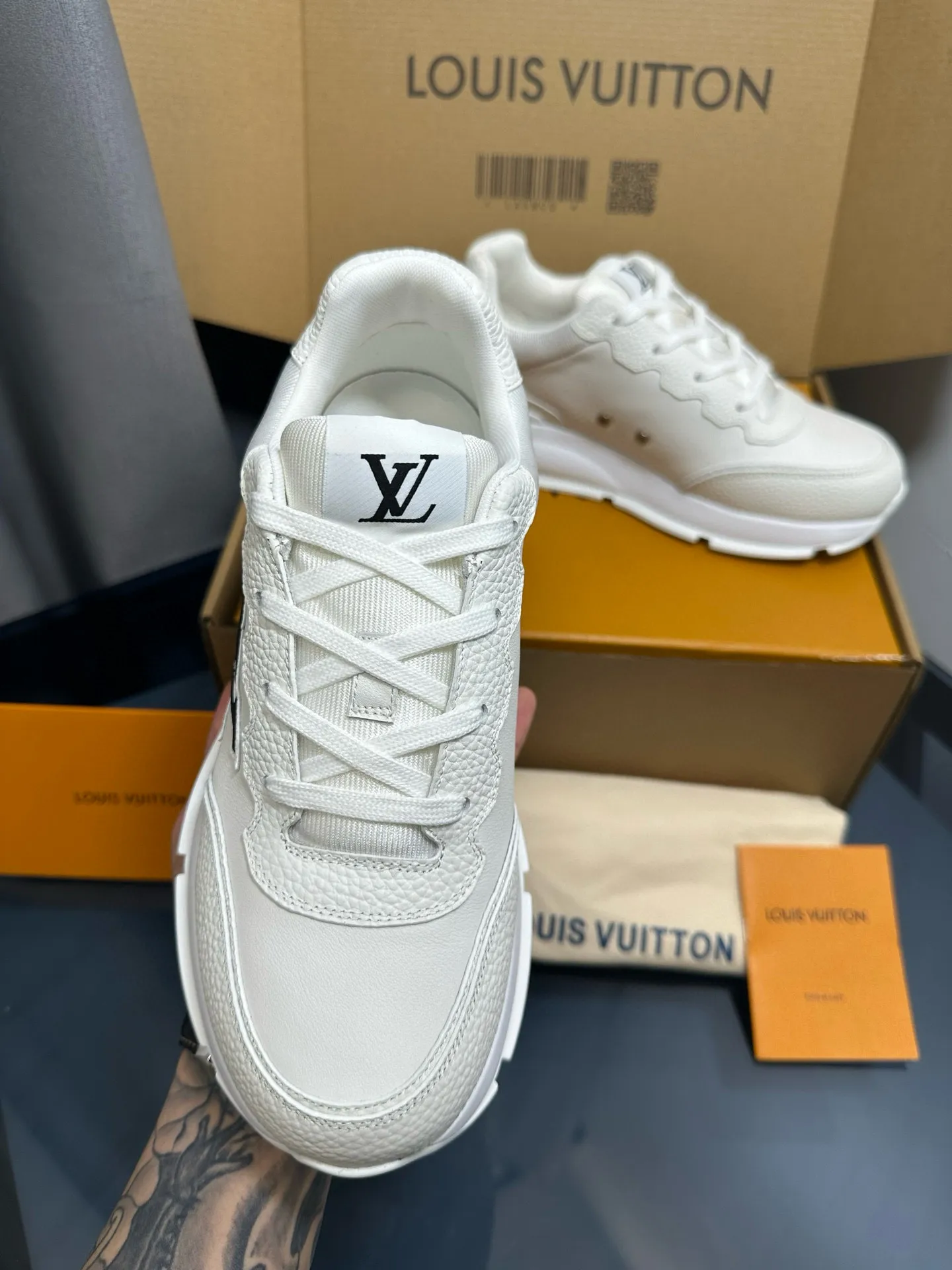 Factory price: 700💰🌈LV | Louis Vuitton 2025𝐬𝐬 🧡💚2025 spring and summer new style top version‼ ️The original version is the same. The counter focuses on the latest casual shoes and new hard goods🆕 ❥Purchasing agent level! Full of high-end feel! A popular model among bloggers at home and abroad, it’s retro and fashionable, and looks stunning on your feet! Wear a lot of happiness! The official website's main recommendation★ ━━━━━ ЅᏇєєt ━━━━━ ▪️Upper: Original custom-made imported calfskin fabric ▪️Inner: breathable gauze imported from Italy ▪️Outsole: rubber foam ➕t men's men's shoes 💰u high-end outsole ▪️Color: nine colors available ▪️Shoe size: 35-44, (45, 46 customized)